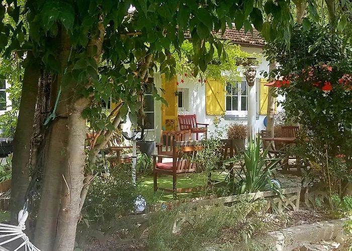 Maison Aux Volets Jaunes