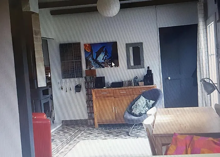 Maison Aux Volets Jaunes