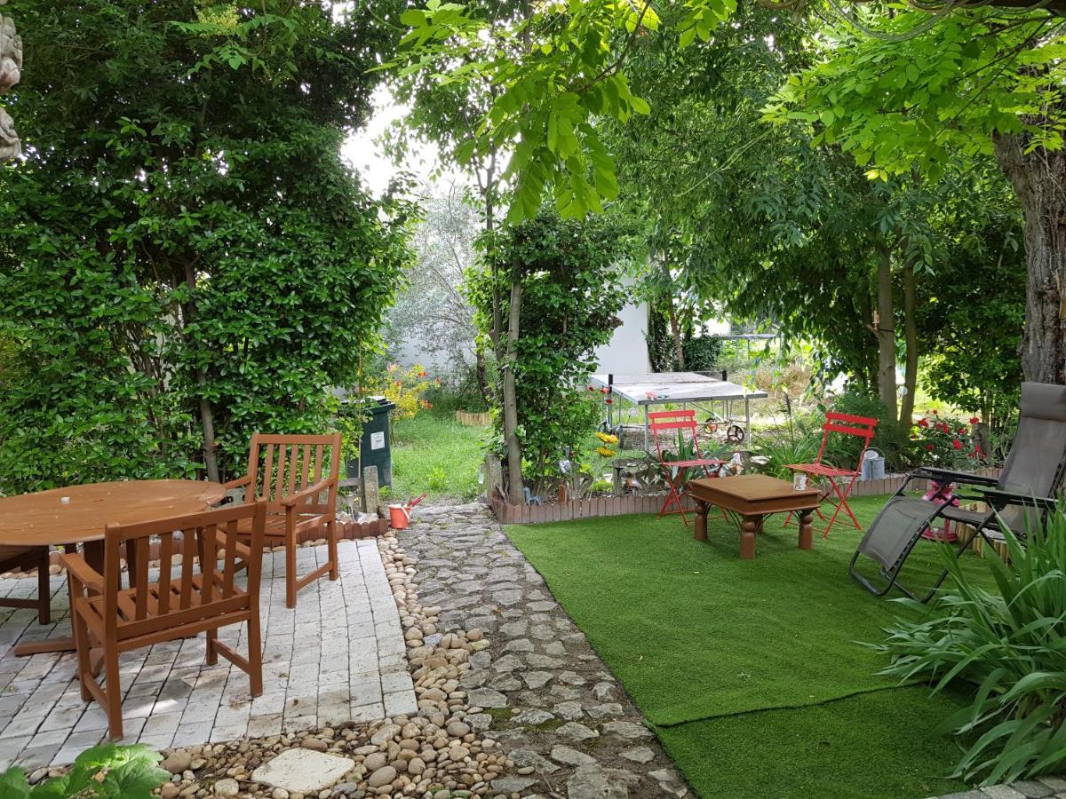 Holiday home Maison Aux Volets Jaunes